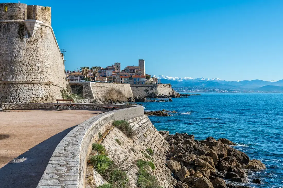 Les remparts et la vieille ville d’Antibes au bord de la mer