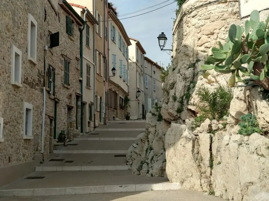Ruelle étroite et escaliers dans le Vieil Antibes