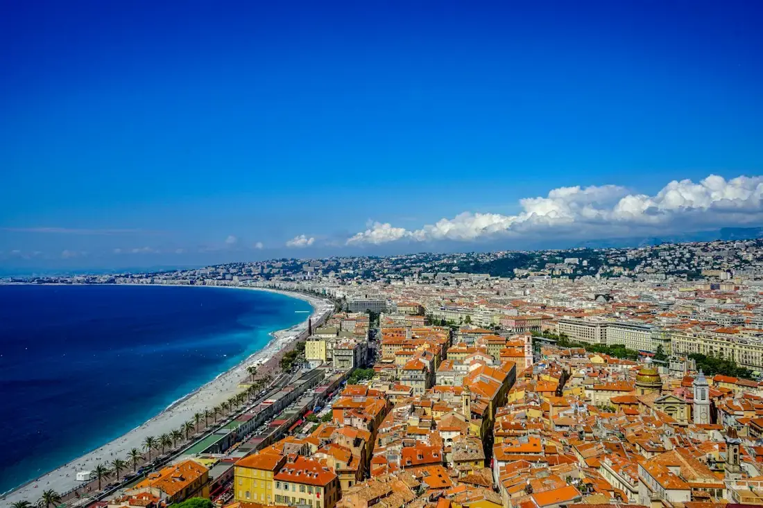 Le littoral de la baie des Anges vu du ciel, côté Nice