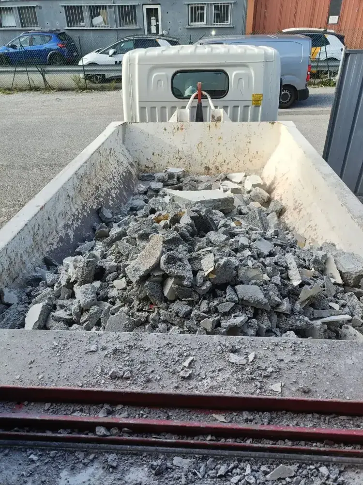 Récupération des gravats avec benne pour béton, briques et plâtre