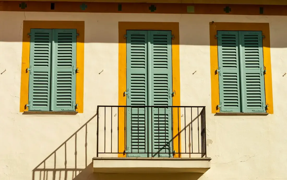 Façade provençale aux volets verts