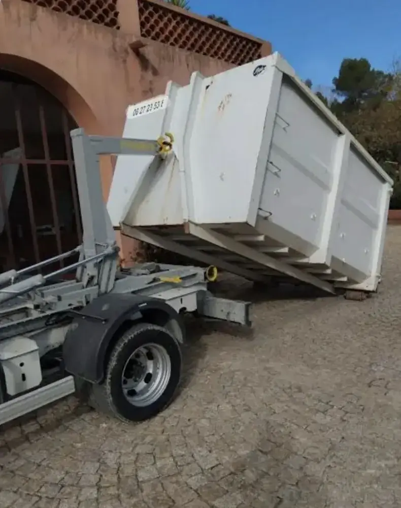 Le camion d’Eco Bennes Service dépose une benne dans une cour