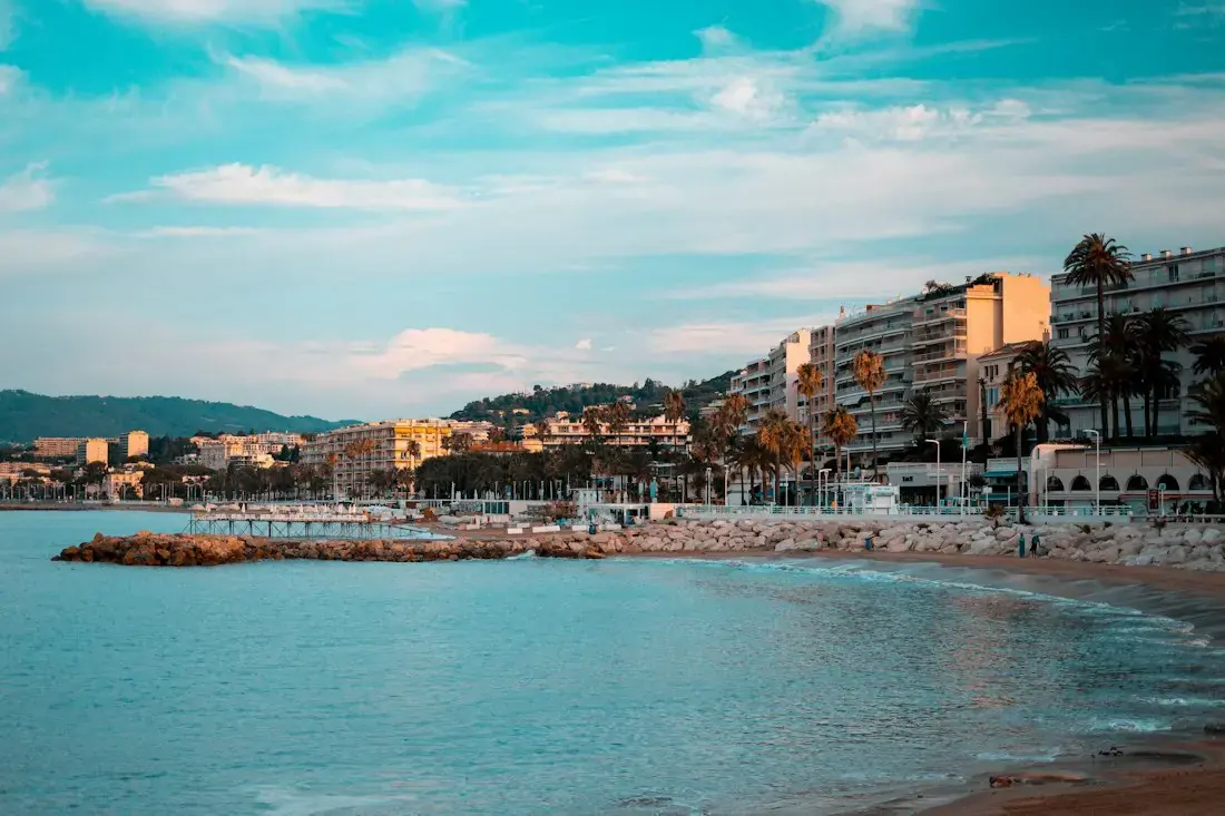 Le bord de mer et les immeubles de Cannes