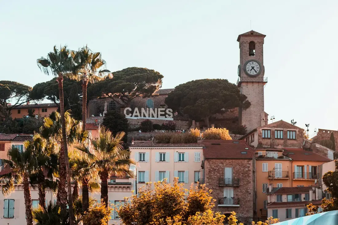 Le quartier du Suquet et sa tour de l’horloge à Cannes
