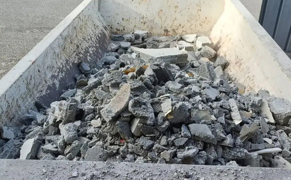 Benne remplie de béton cassé derrière le camion