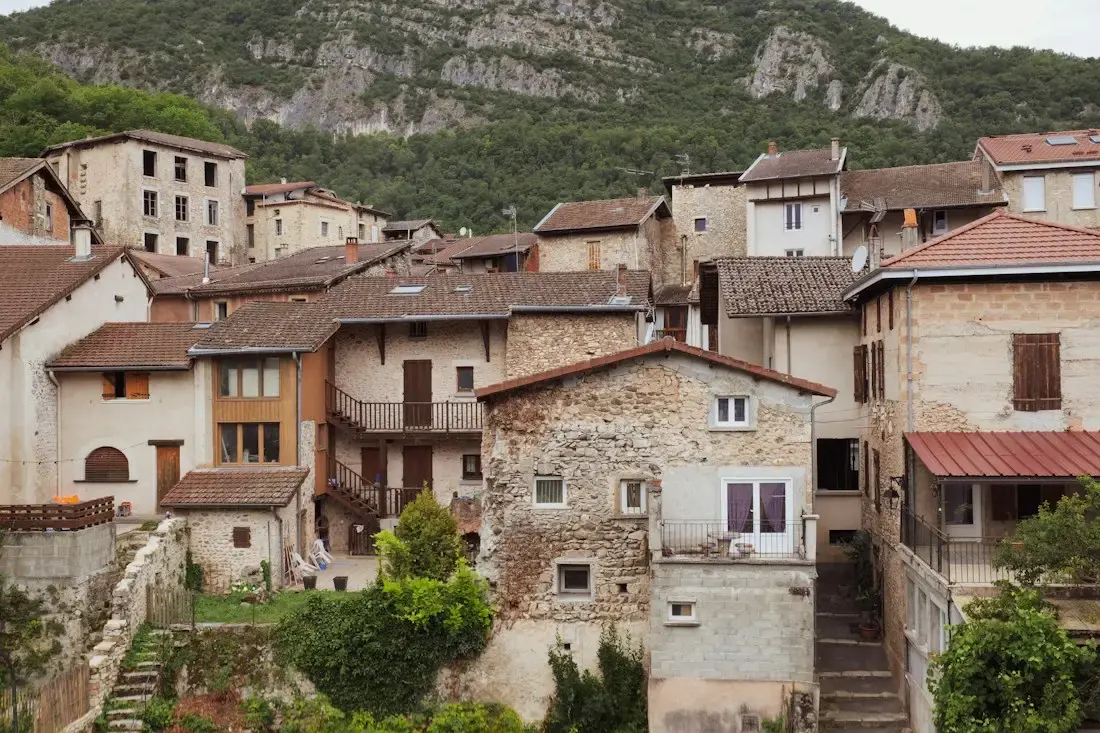Maisons anciennes à flanc de colline